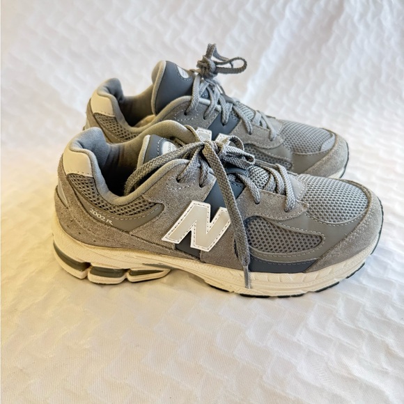 “SIZE 3” BOYS New Balance 2002R - Picture 2 of 4